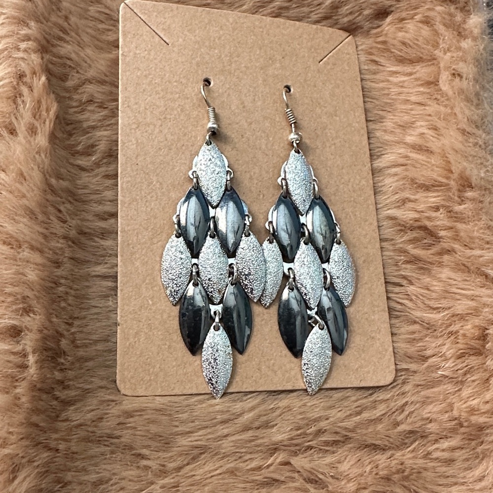 Vintage Silver-Tone Leaf Dangle Earrings - Elegant Retro Charm